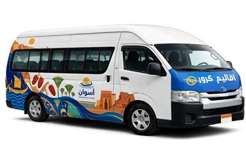 محافظ أسوان يوجه باستكمال تركيب ملصق اللون المحدد لسيارات الأجرة والسيرفيس