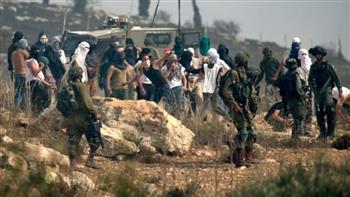 الاحتلال والمستوطنون يضيقون على الفلسطينيين بنصب الحواجز والسطو على الممتلكات