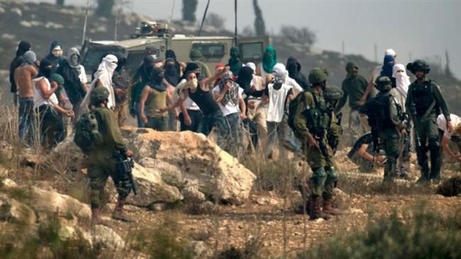 الاحتلال والمستوطنون يضيقون على الفلسطينيين بنصب الحواجز والسطو على الممتلكات