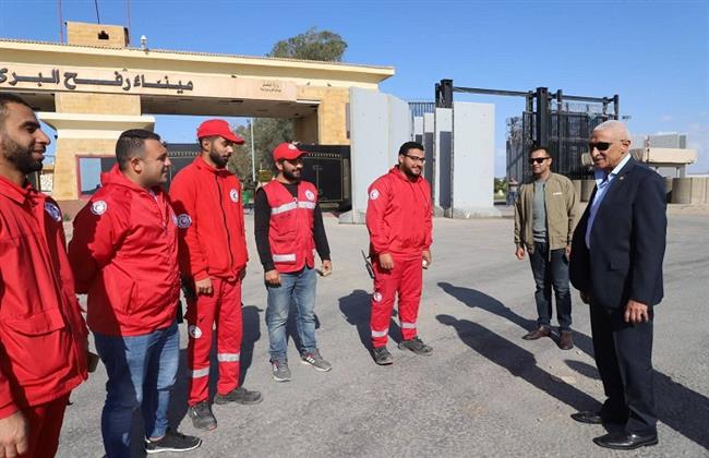 محافظ شمال سيناء يتابع سير العمل وانتظام الإجراءات داخل معبر رفح البري