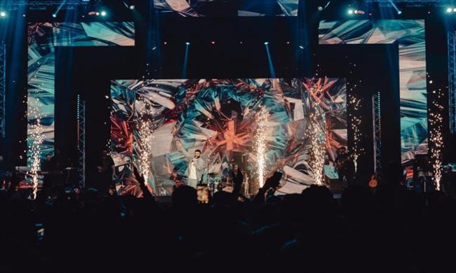 بحفل كامل العدد.. أحمد سعد يشعل أجواء العيد في أبوظبي   