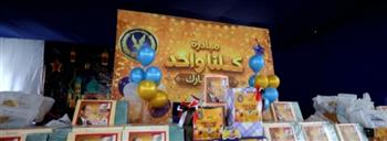 وزارة الداخلية تشارك المواطنين فرحة عيد الفطر وتوزع كعك وملابس العيد