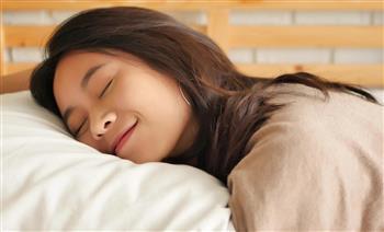 وضعية نومك تكشف سماتك الشخصية.. اعرفي التفاصيل