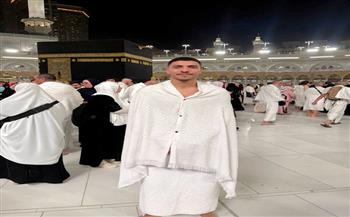 استغل إجازة الأهلي.. محمد شريف يتوجه إلى السعودية لأداء مناسك العمرة