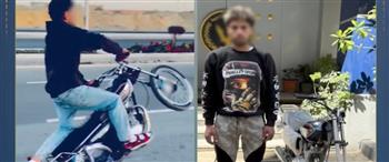 عرض حياة المواطنين للخطر.. ضبط قائد دراجة نارية يؤدي حركات استعراضية بالفيوم 