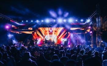 بالصور.. فريق "شارموفرز" وإدوارد يختتمون سهرات العيد في فيورد نويبع بحفل عالمي   