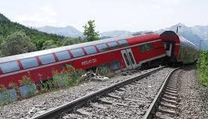 شرطة ألمانيا: إصابة 3 أشخاص إثر حادث تصادم بين قطار وشاحنة نقل سيارات