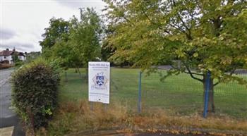 إغلاق مدرسة بريطانية بسبب مقص