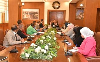 محافظ بورسعيد يناقش خطة تطوير ورفع كفاءة ميدان وحديقة "المسلة" بحي الشرق