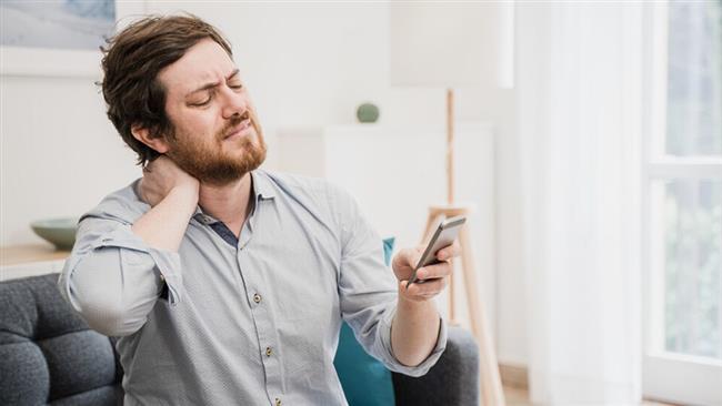 حفاظا على صحة العظام  استخدم الهاتف بهذه الطريقة