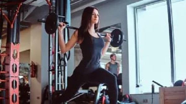 بعيدًا عن الخرافات.. تمارين القوة مفتاح رشاقة المرأة