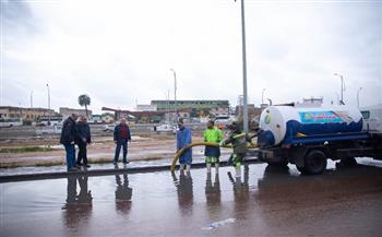 مياه الإسكندرية تكثف جهودها الميدانية للتعامل مع تجمعات مياه الأمطار بعدد من المناطق الحيوية