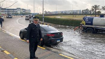 المرور تدفع بسيارات إغاثة وشفط مياه على الطرق لتسهيل حركة المرور أثناء هطول الأمطار