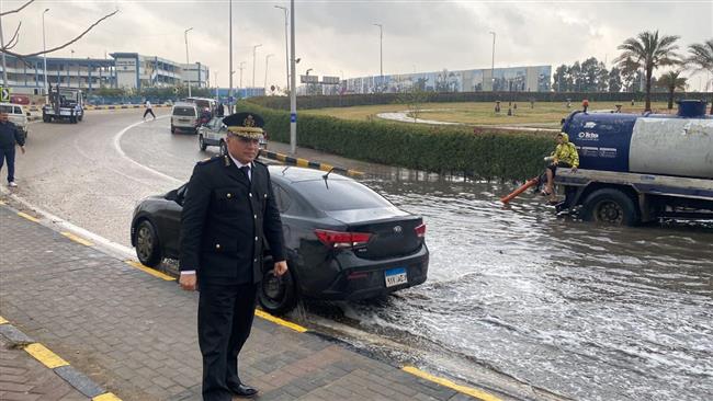 المرور تدفع بسيارات إغاثة وشفط مياه على الطرق لتسهيل حركة المرور أثناء الأمطار