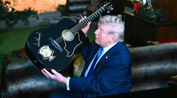 ترامب يزور منزل إلفيس بريسلي ويسخر من توقيع بايدن