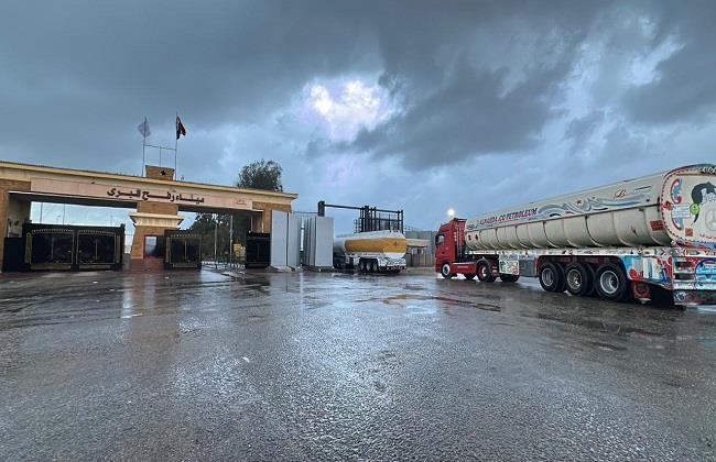 الهلال الأحمر المصري يدفع بأكثر من ألفي خيمة ومستلزمات إغاثية إلى غزة عبر قافلة «زاد العزة» الـ164 