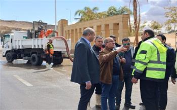 انتشار مكثف للمعدات.. رئيس القابضة للمياه يتابع ميدانيًا سحب مياه الأمطار بالقاهرة والجيزة 