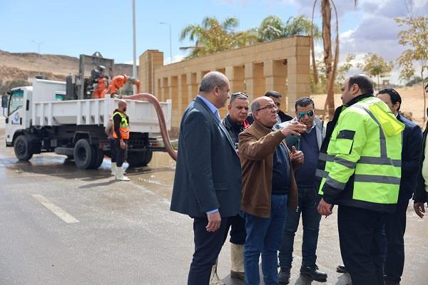 انتشار مكثف للمعدات.. رئيس القابضة للمياه يتابع ميدانيًا سحب مياه الأمطار بالقاهرة والجيزة 