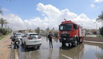 رجال الشرطة يواصلون جهودهم المكثفة لمساعدة المواطنين في مواجهة تداعيات موجة الطقس السيئ