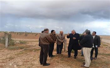 محافظ مطروح يتفقد آبار حصاد مياه الأمطار ويوجه بالتوسع الزراعي