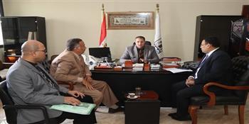 السكرتير العام لبني سويف يناقش آليات وإجراءات حصر أراضي منافع الري والنيل بنطاق المحافظة