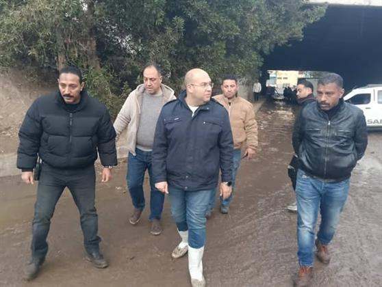 نائب محافظ الجيزة يتابع ميدانيا أعمال شفط مياه الأمطار بمركزي أوسيم وكرداسة