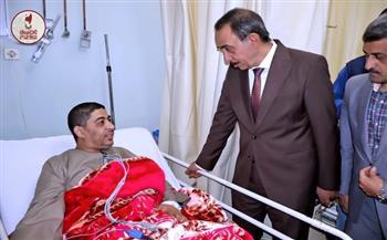 محافظ سوهاج يزور رئيس مكتب تموين عرابة أبيدوس بمستشفى الهلال للاطمئنان على حالته الصحية