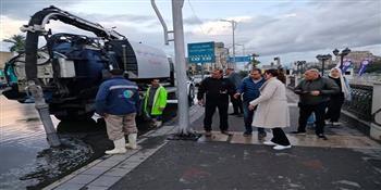 نائب محافظ الجيزة تتابع ميدانيًا شفط مياه الأمطار بالعجوزة وإمبابة وتوجّه بتكثيف أعمال النظافة بالوراق