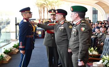 وزير الدفاع يشهد ختام فترة الإعداد العسكرى للدفعة «122 حربية»..  «90 يومًا فى «مصنع الرجال»