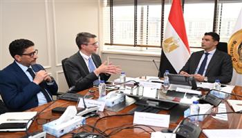 وزير الصناعة يناقش سبل دعم المشاريع الصناعية مع وفد البنك الدولي ومؤسسة التمويل الدولية