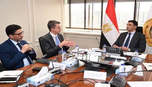 وزير الصناعة يناقش سبل دعم المشاريع الصناعية مع وفد البنك الدولي ومؤسسة التمويل الدولية