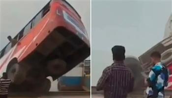 فيديو.. مقتل 24 شخصًا في سقوط حافلة في نهر ببنغلاديش