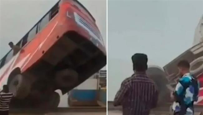 فيديو.. مقتل 24 شخصًا في سقوط حافلة في نهر ببنغلاديش