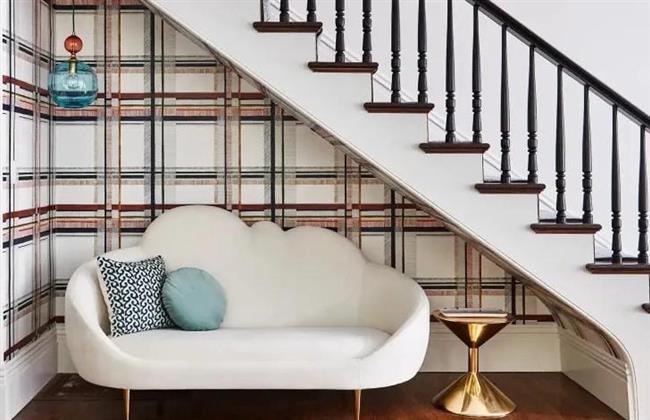 أفكار مبتكرة لاستغلال المساحة الضيقة أسفل الدرج.. منها مساحة لعب للصغار