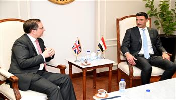 وزير الصناعة يبحث مع سفير بريطانيا تعزيز الاستثمارات المشتركة في مصر