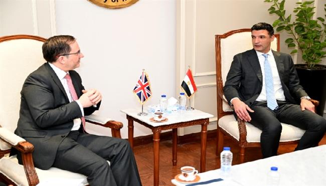 وزير الصناعة يبحث مع سفير بريطانيا تعزيز الاستثمارات المشتركة في مصر