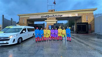 محملة بمساعدات إنسانية عاجلة.. الهلال الأحمر المصري يطلق قافلة زاد العزة الـ165 إلى غزة