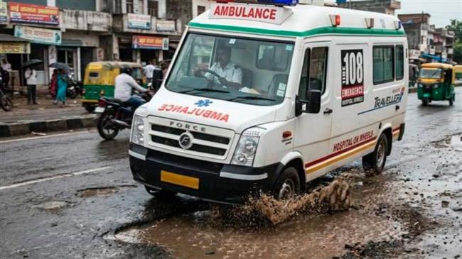 هندية تعود من الموت بسبب اصطدام سيارة الإسعاف بحفرة على الطريق