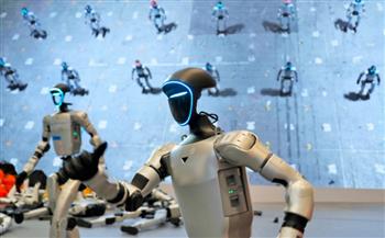 فيديو صادم.. روبوت يخرج عن السيطرة ويصفع طفلا على وجهه