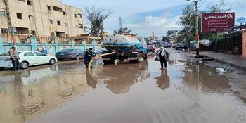 محافظ الدقهلية يتابع أعمال رفع تجمعات مياه الأمطار بالمراكز والمدن والأحياء