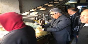 محافظ الدقهلية في جولة مفاجئة على مخابز بمدينة طلخا: صرف الحصص لكل بطاقة تموينية