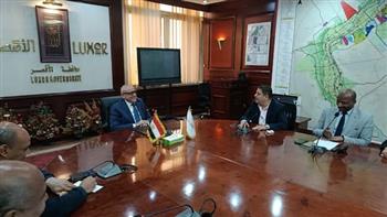 محافظ الأقصر يترأس اجتماعاً موسعاً لمتابعة استعدادات مهرجان الأقصر للسينما الإفريقية 