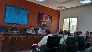 رئيس مدينة القرنة يترأس اجتماع المجلس التنفيذي ويعاين الفرص الاستثمارية لقطع الأراضي المستردة