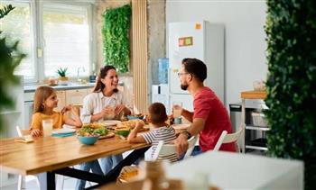 للوالدين.. فوائد لتناول الطعام مع الأطفال والمراهقين