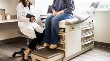 الصحة تقدم.. أعراض تشير إلى احتمالية الإصابة بسرطان عنق الرحم