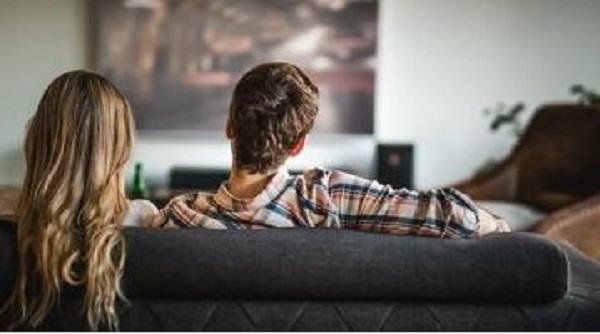 كيف تحسن مشاهدة المسلسلات القديمة الحالة المزاجية للمرأة؟ خبراء علم النفس يوضحون
