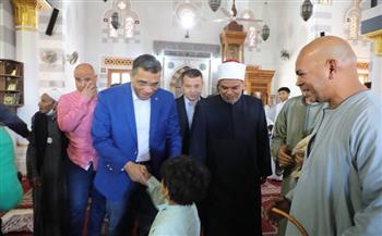 محافظ البحر الأحمر يؤدي صلاة الجمعة بمسجد الشهيد عبد المنعم رياض بالغردقة
