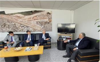 سفير فرنسا يتفقد مطار بيروت ويشيد بدوره الحيوي في دعم الاستقرار وتأمين المساعدات