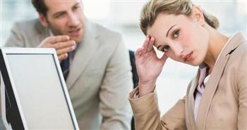 علامات تكشف زميلتك المهووسة بالعمل وتأثيرها على الآخرين 
