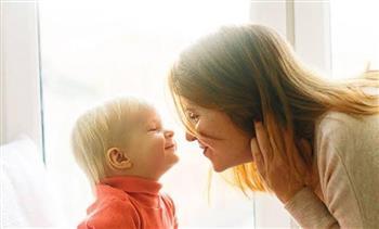 طرق بسيطة تجعل كل طفل يشعر بالحب والاهتمام رغم انشغال الأم